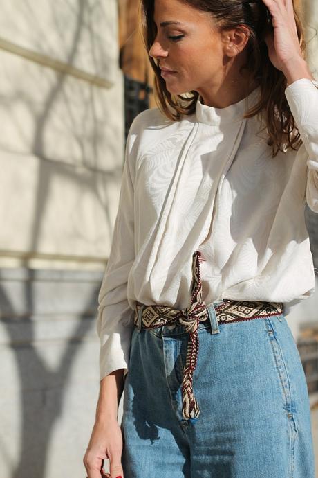 Trench en tweed y culottes en denim con blusa con cuello.