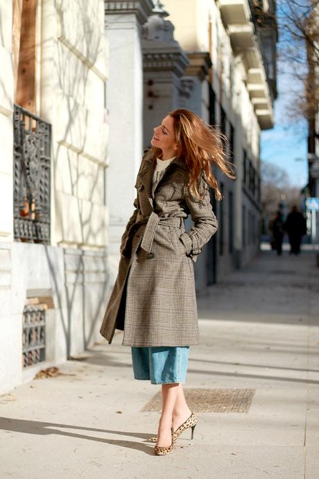 Trench en tweed y culottes en denim con blusa con cuello. Trench en tweed y culottes en denim con blusa con cuello.