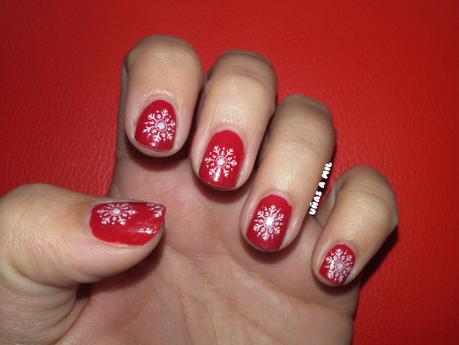 Diseño de uñas con copos de nieve