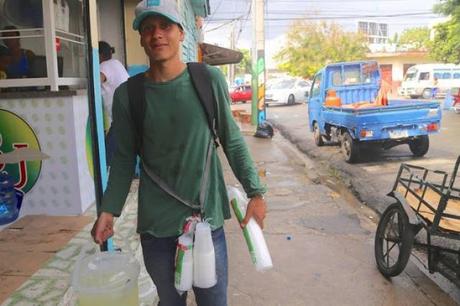 Venezolanos sobreviven vendiendo arepas y limonada en Dominicana  #Venezuela