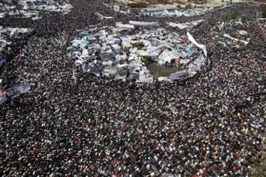 Aseguran que Mubarak y su familia han salido de El Cairo, aumentan manifestaciones Aseguran que Mubarak y su familia han salido de El Cairo, aumentan manifestaciones
