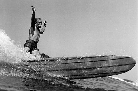 Fallece Leroy Grannis, el padre de la fotografía de surf