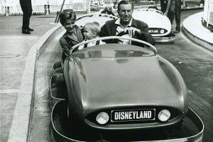 Disneyland_autopia_1245325334_0 Reproducción de una fotografía de 1957 en la que aparece Disney junto a su familia en el coche 'Disneyland Autopia'. | Efe.