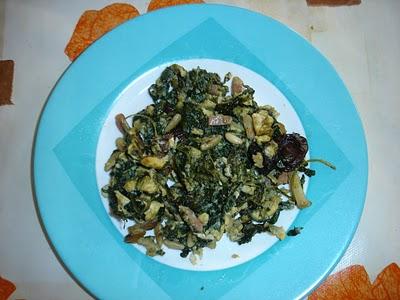 Espinacas con pasas y piñones Espinacas con pasas y piñones
