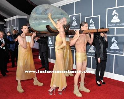 Lady Gaga llega a los Premios Grammy 2011 dentro de un huevo gigante