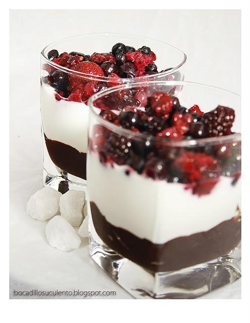 Yogurt Griego con chocolate y Frutos del Bosque