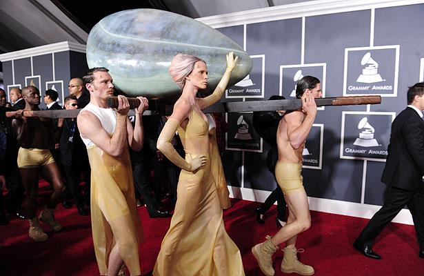Lady Gaga sale de un Huevo en los Grammy