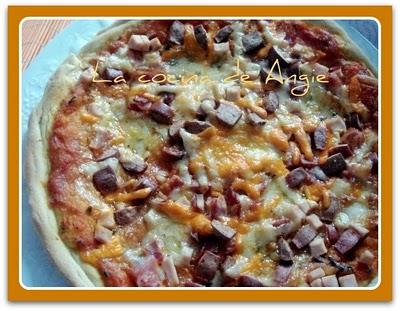 PIZZA DE BEICON, PAVO Y SALCHICHAS