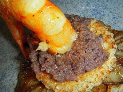 Tosta de langostino sobre pate de percebe y setas con culí de aceite gambero!! Tosta de langostino sobre pate de percebe y setas con culí de aceite gambero!!