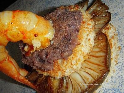 Tosta de langostino sobre pate de percebe y setas con culí de aceite gambero!! Tosta de langostino sobre pate de percebe y setas con culí de aceite gambero!!