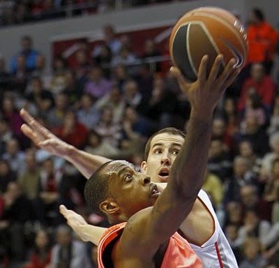 El Barça alcanza el liderato en solitario tras una actuación coral en Zaragoza (67-87)