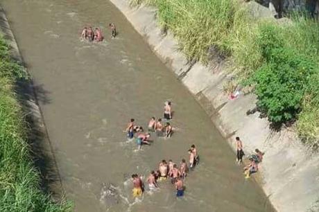 El Sueño de Chavez: Captan a otro grupo de personas bañándose en #Rio Guaire #Caracas #Venezuela (FOTO) El Sueño de Chavez: Captan a otro grupo de personas bañándose en #Rio Guaire #Caracas #Venezuela (FOTO)