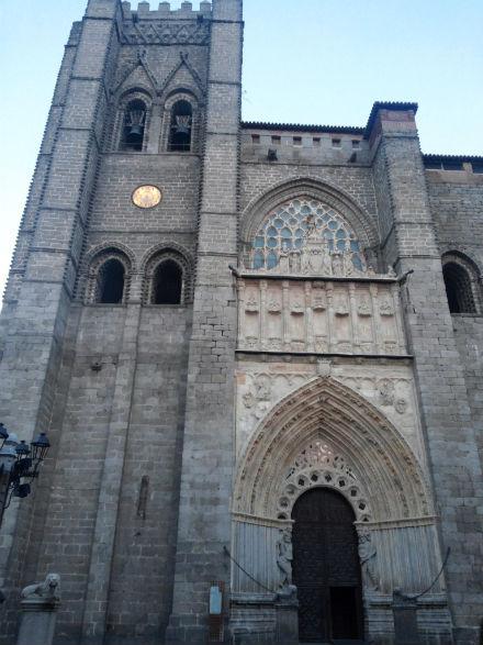Ávila de suelo y cielo catedral-avila