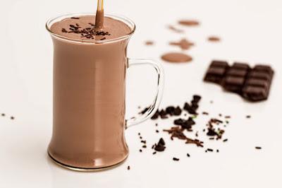 Batido de chocolate, semillas de chía y cerezas