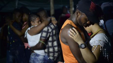 Polémica en #Colombia por baile entre enviados de la #ONU y miembros de las #FARC Polémica en #Colombia por baile entre enviados de la #ONU y miembros de las #FARC