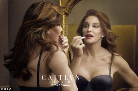 ¡Con un amplio escote! Así lució Caitlyn al mostrar su colección de #maquillaje (FOTOS) ¡Con un amplio escote! Así lució Caitlyn al mostrar su colección de #maquillaje (FOTOS)