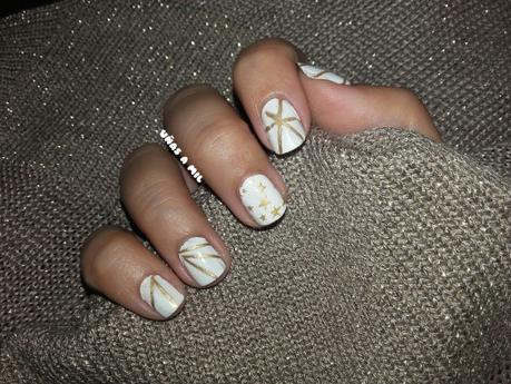 Diseño de uñas en blanco y dorado para Fin de Año