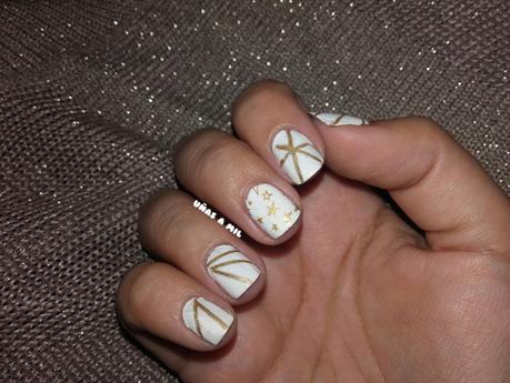 Diseño de uñas en blanco y dorado para Fin de Año