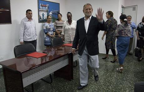 Scott Gilbert, presidente de Coabana Trading LLC, saluda a los presentes en la sede del MINCEX, antes de sus declaraciones a la prensa. Foto: Ladyrene Pérez/ Cubadebate.