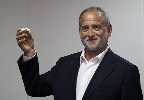 El empresario estadunidense degustó la miel cubana, otro de los productos que Cuba podría exportar a EE.UU. Foto: Ladyrene Pérez/ Cubadebate.