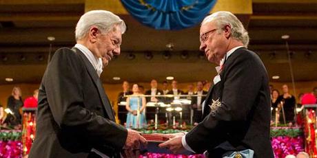 Mario Vargas Llosa recibiendo el Nobel de Literatura