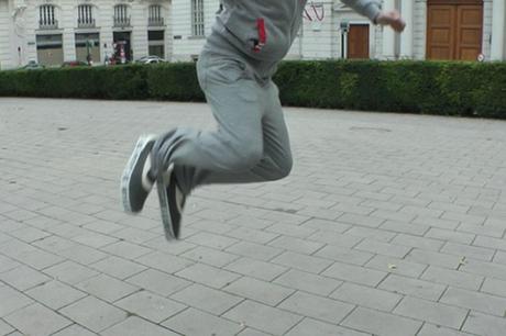 Estas zapatillas desafían la gravedad y simulan el sentimiento de caminar en la luna Estas zapatillas desafían la gravedad y simulan el sentimiento de caminar en la luna