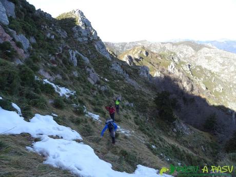 Nieve en la cara noreste del Praera en Aller