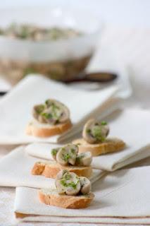 Hongos a la vinagreta con pan tostado / Vinaigrette mushrooms with toasted bread