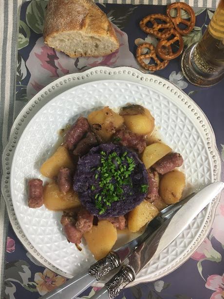 Salchichas Frescas Con Patatas Y Lombarda