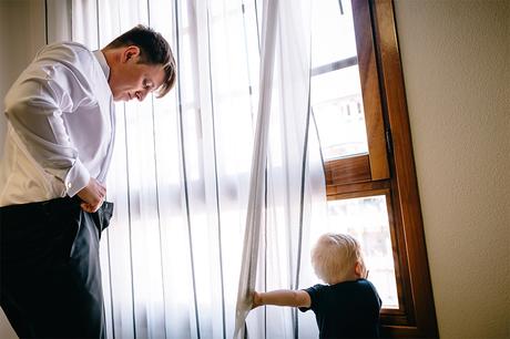 novio-niño-ventana-fotografo-boda-zaragoza