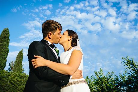 beso-novios-cielo-azul-fotografo-boda-zaragoza