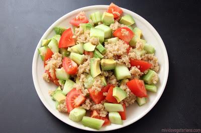 ENSALADA DE QUINOA Y AGUACATE