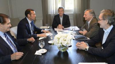 Macri festeja la precarización laboral en Vaca Muerta: “Esto es revolución” Macri festeja la precarización laboral en Vaca Muerta: “Esto es revolución”