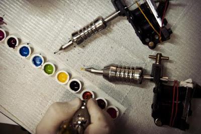 La tinta utilizada para hacer tatuajes podrían contener agentes cancerígenos
