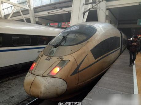 ¡Qué asco! Así queda un tren luego de atravesar el aire contaminado de Pekín aspecto-de-tren-despues-de-atravesar-la-contaminacion-de-pekin-6