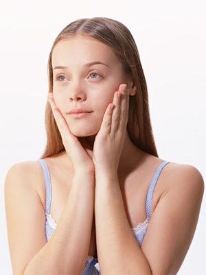 Chica aplicándose BB Cream Chica aplicándose BB Cream