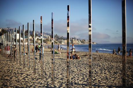 Un cuarto de milla de postes espejos reflejan las mareas cambiantes Un cuarto de milla de postes espejos reflejan las mareas cambiantes