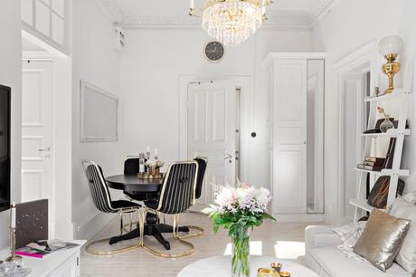 Un apartamento chic: Blanco, negro y dorado.