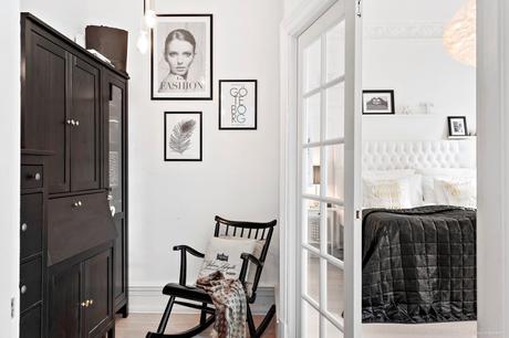 Un apartamento chic: Blanco, negro y dorado.