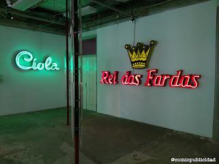La Ciudad Gráfica: Homenaje a los Rótulos Comerciales La Ciudad Gráfica: Homenaje a los Rótulos Comerciales