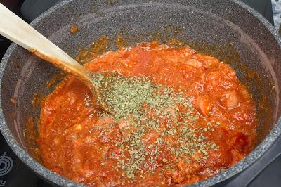 Rigatoni con chorizo y salchichas