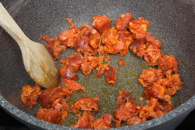 Rigatoni con chorizo y salchichas