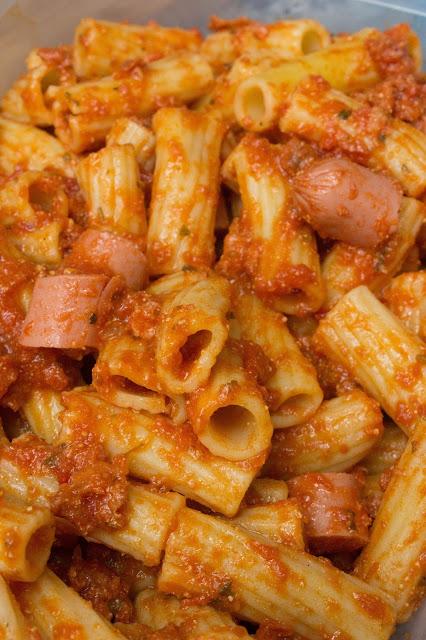 Rigatoni con chorizo y salchichas