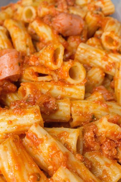 Rigatoni con chorizo y salchichas Rigatoni con chorizo y salchichas