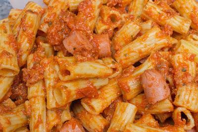 Rigatoni con chorizo y salchichas