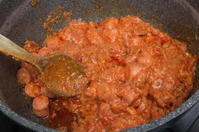 Rigatoni con chorizo y salchichas