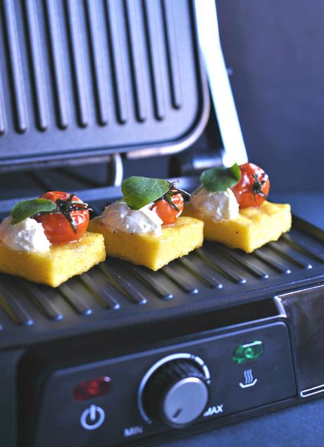 Polenta al grill con tomates balsámicos y orégano. Receta de aperitivo
