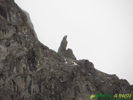 Peña con forma de virgen en la barragana