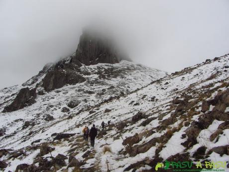 Hacia los murallones de Peña Barragana