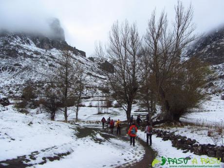 Hacia la Peña Barragana entre niebla y nieve